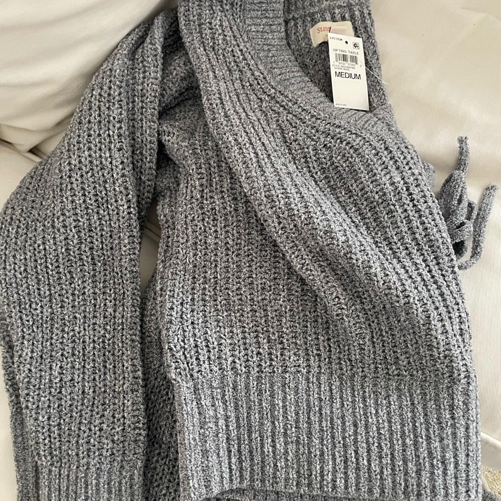 Chenille 2 piece lounge set. Made by State of Day. V neck, wide leg size M NWT